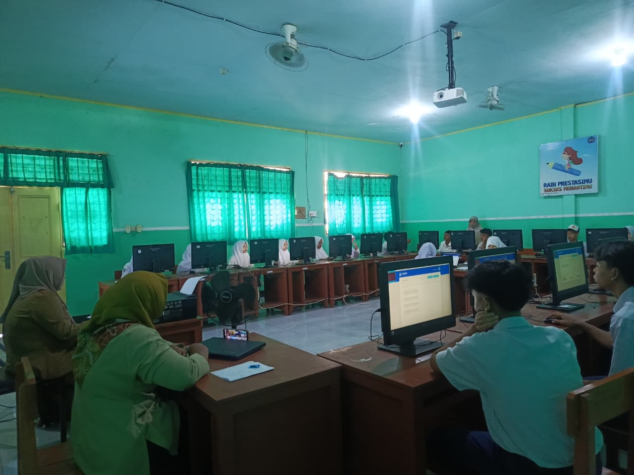 Praktik Laboratorium Komputer
